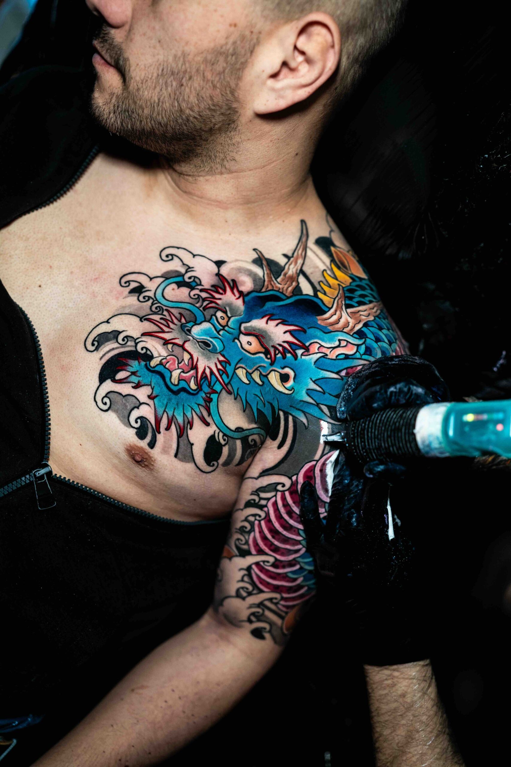 Detalle de tatuaje neo oriental