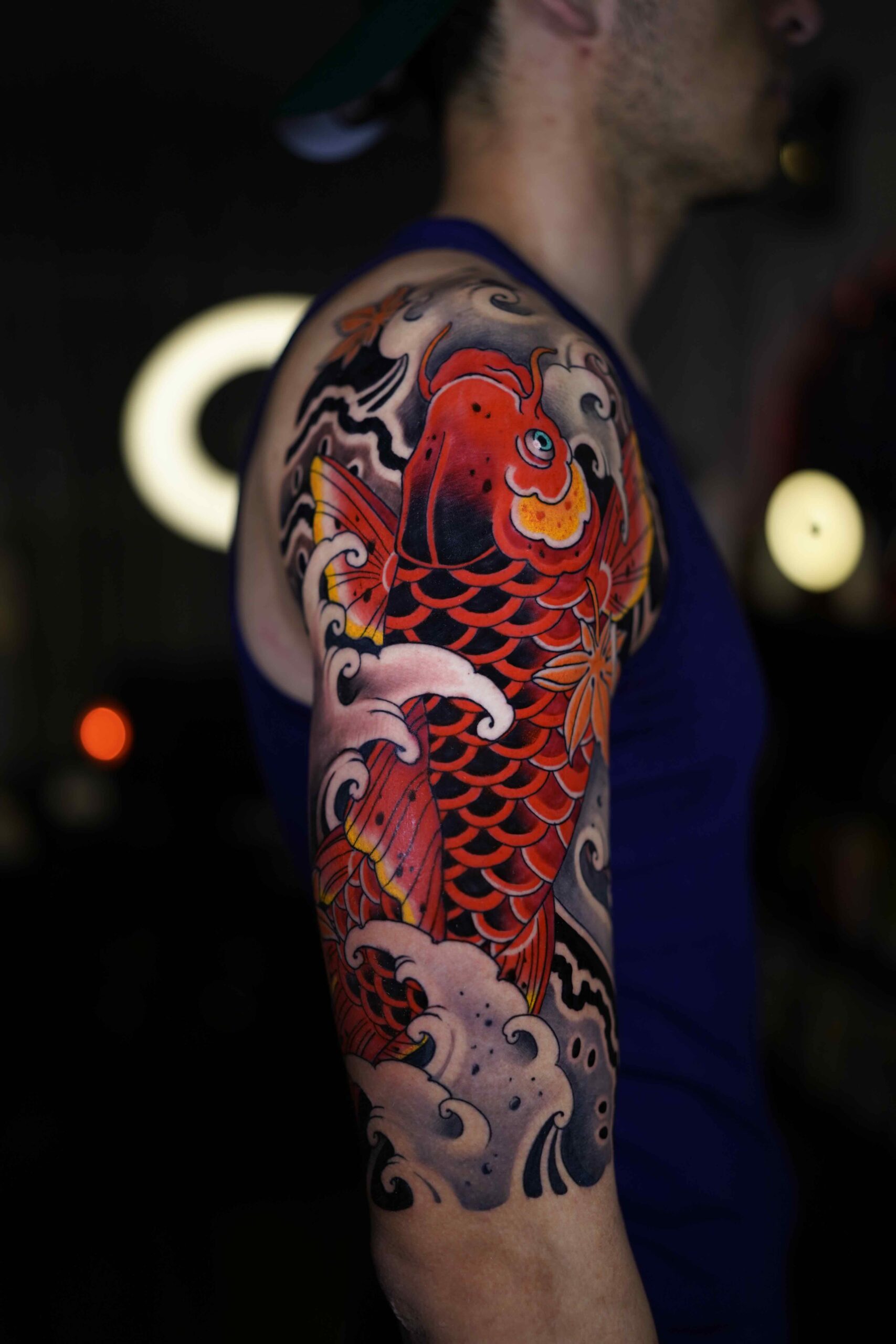 Pez koi brazo estilo oriental con colores